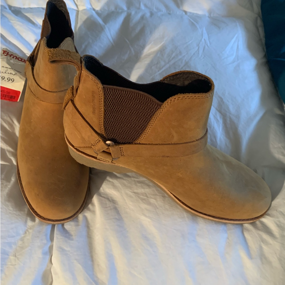 NWT Teva western boots